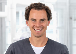 Zahnarzt Dr. Fabian Sigmund Invisalign Specialist